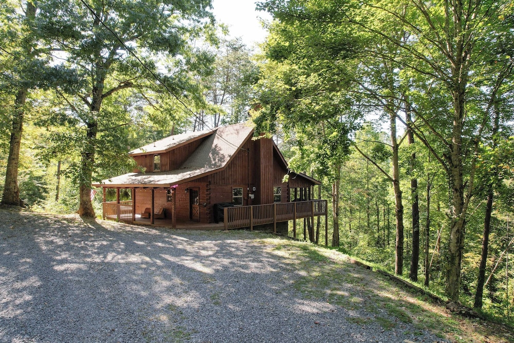 Sleeps 20 3 Cabins w/ Hot Tubs, Game Room, Fire Pit Dudley Trio by Avantstay