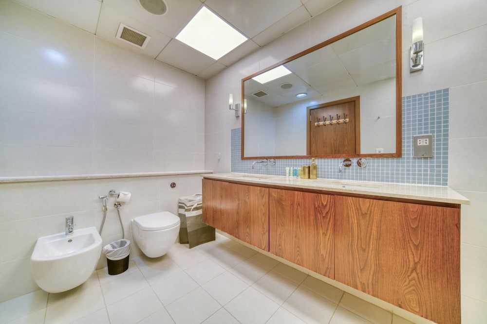 Modish Palm 3BR w Private Balcony Beach Access