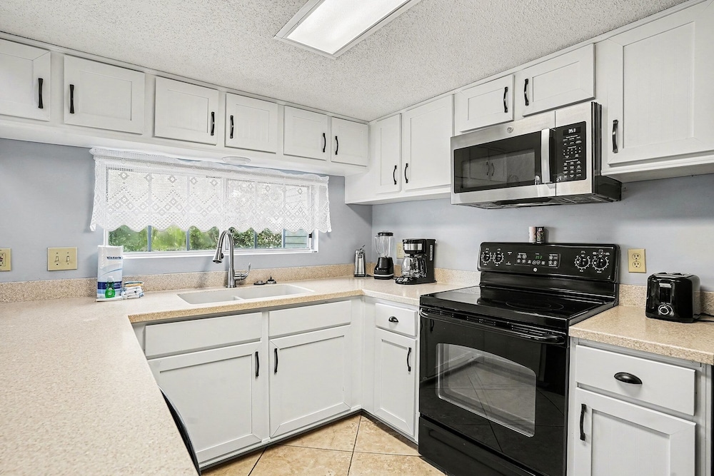 6F Cumberland - split level, 2 bedroom villa, full access!! 2 Condo