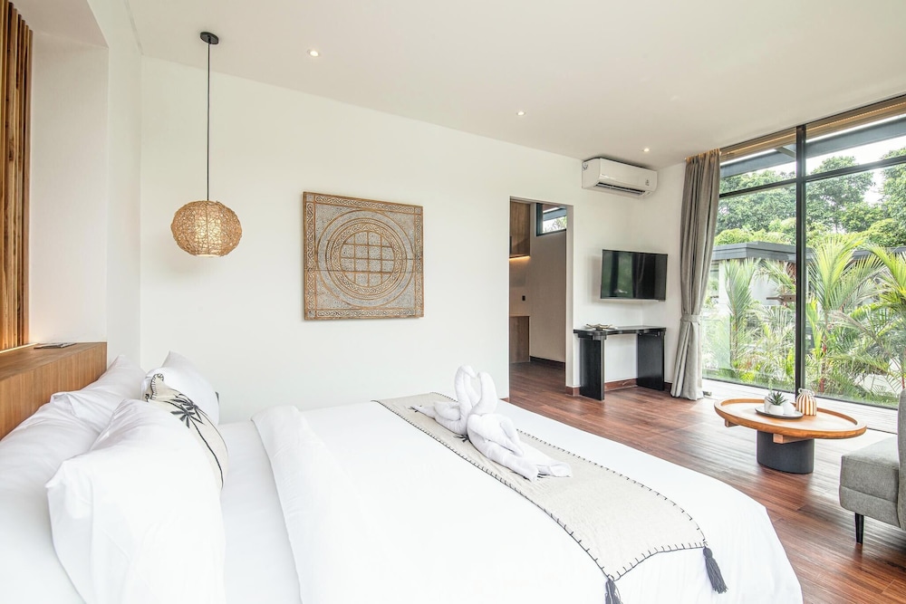 Elegant 6BR Canggu Villa Steps From the Ocean