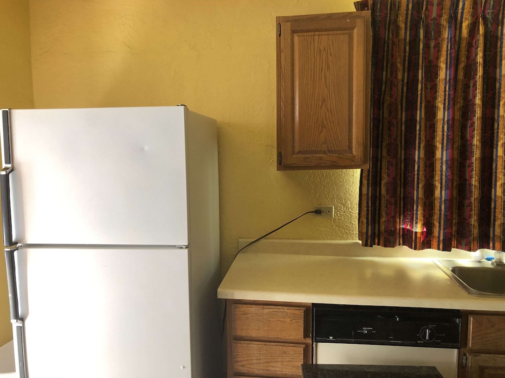 Farmington Vacations - Economy Inn - Property Image 12