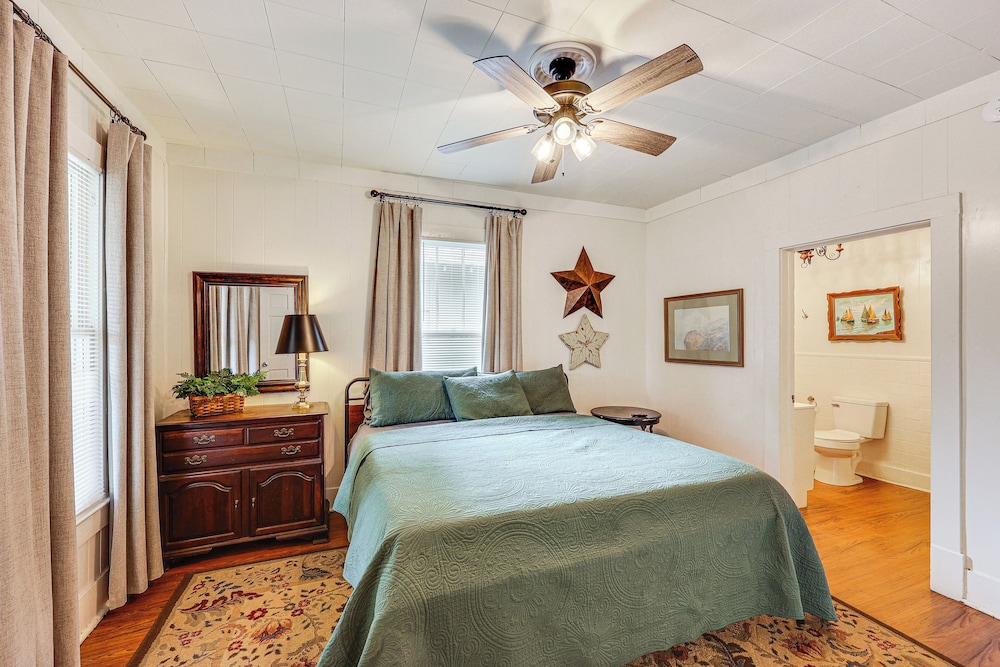 < 1 Mi to Historic Dtwn Texarkana: Charming Home!