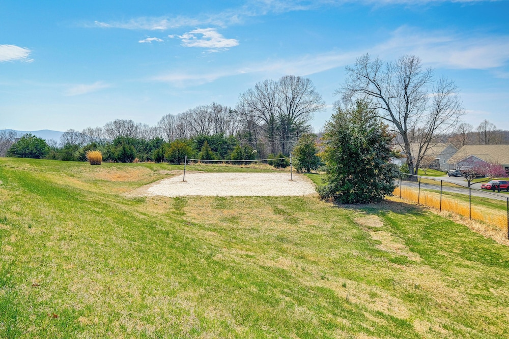 Smith Mountain Lake Retreat w/ Resort Amenities!