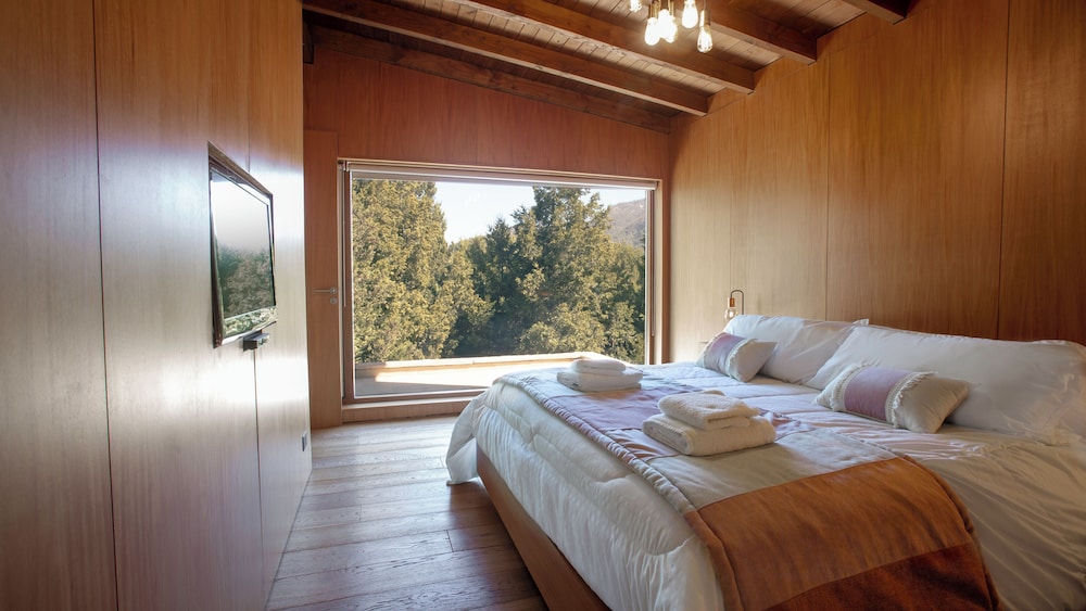 Stunning 4-Bedroom House Large Garden and Pool H61 by Apartments Bariloche