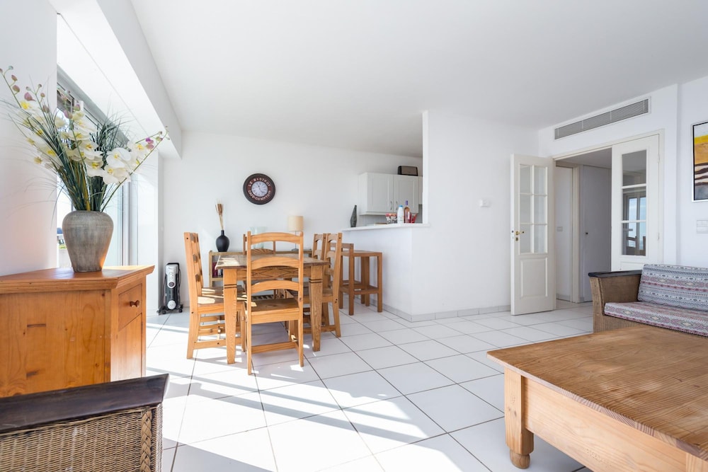 Bright two Bedroomed Apartment on the Beach in Cannes With Huge Terrace With Fabulous sea Views - 2001