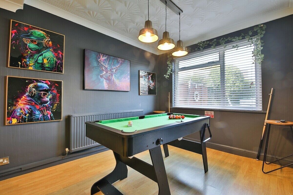 Spacious 3 Bed Home With Pool Table