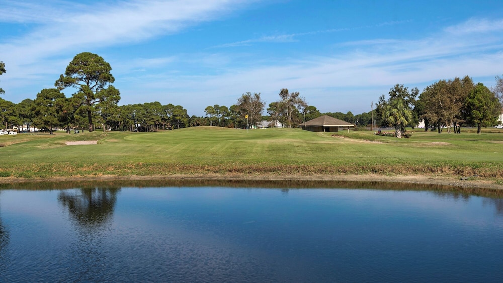 Sleeps 8 w/ Resort Pools, Tennis, Golf & Beach Access + Attraction Tickets!
