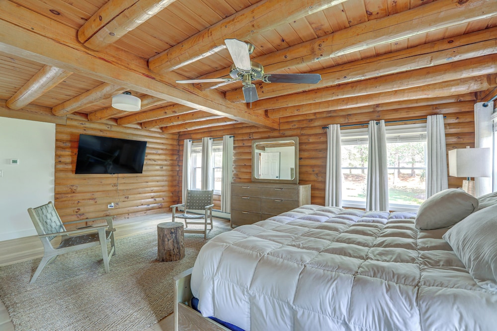 Deck, Sauna & Fire Pits: Upscale Belle Mead Cabin