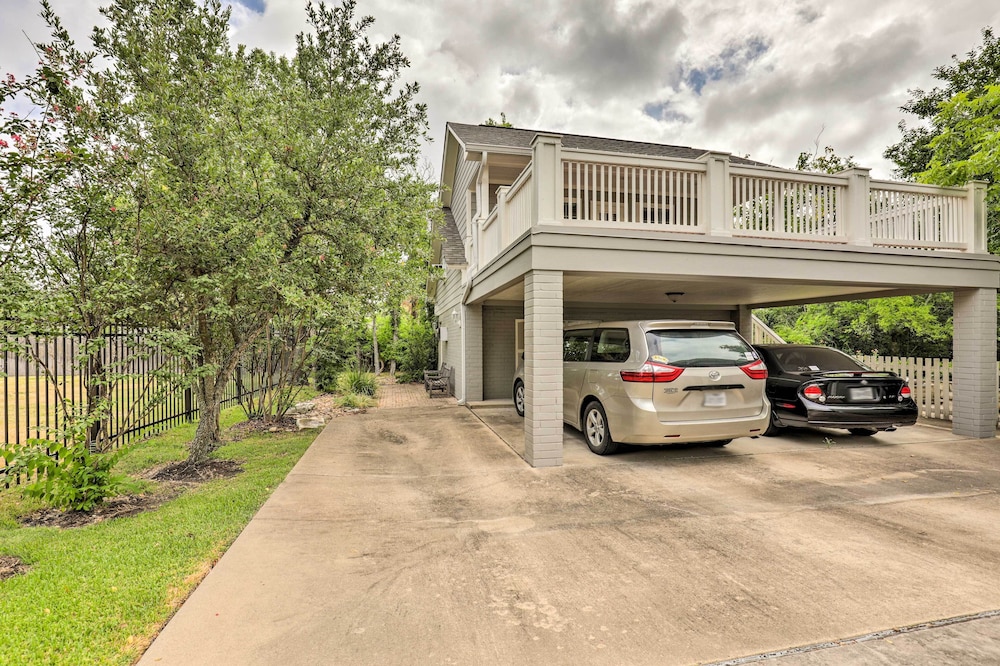 < 1 Mi to Kyle Field: Cozy Studio w/ Outdoor Space view 2
