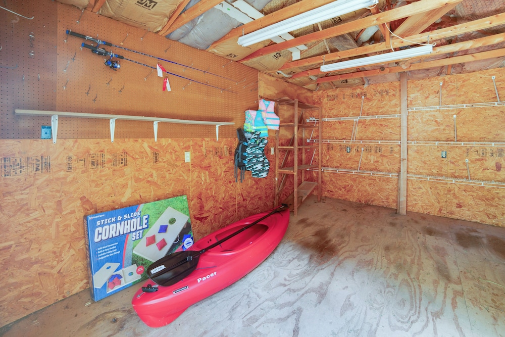 Waterfront Cedar Creek Lake Gem: Near Marina!