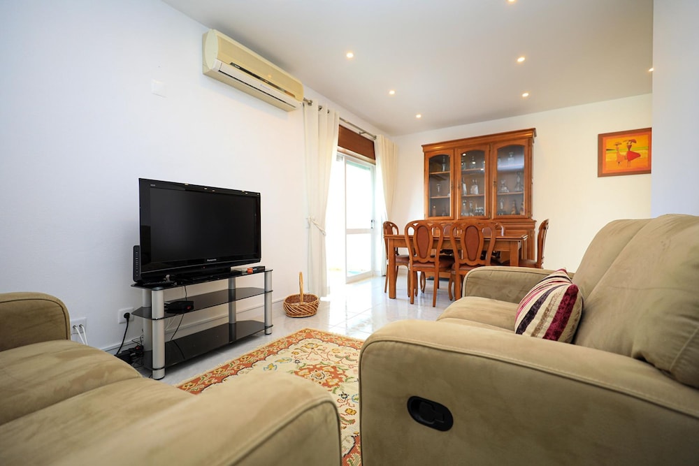 C23 - Parkway Entrance Apartment in Lagos