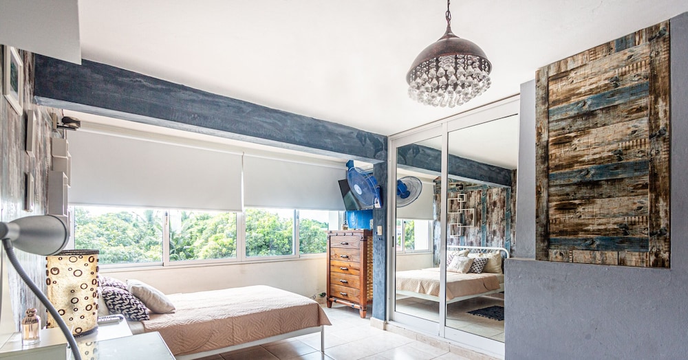 Artist's Loft With Private Jacuzzi & Roof Terrace