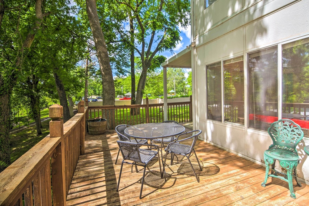 All-season Sunroom! Lakefront Gem 5 Mi to 76 Strip view 5