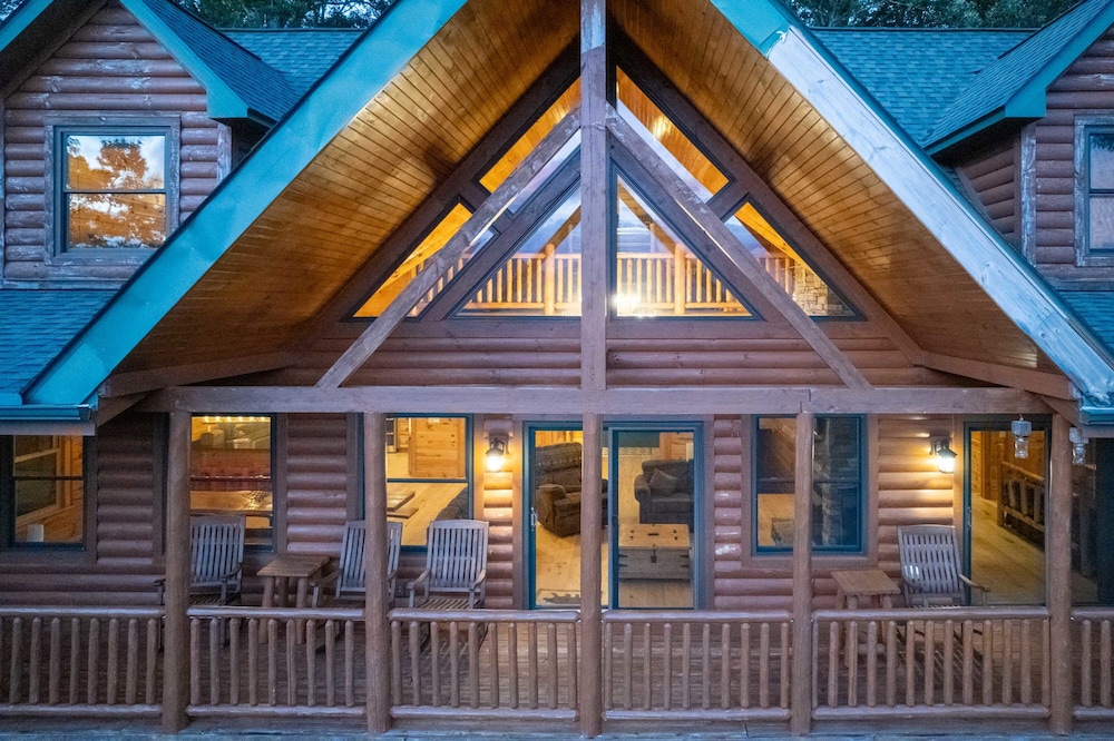 Luxury 4200 Sqft Log Cabin on 50 Acres Sleeps 16
