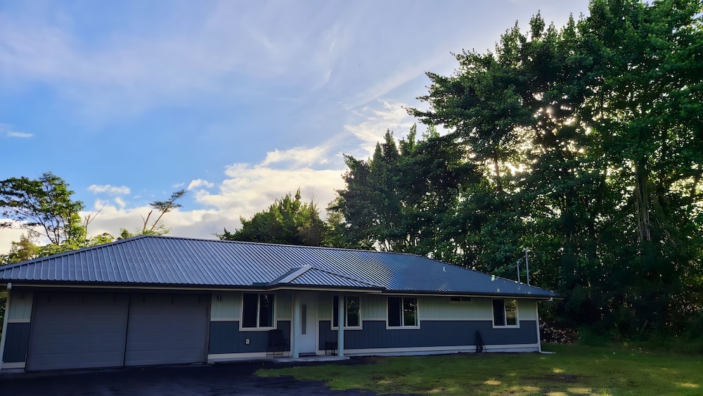 Luxury Hawaii Getaway: Close To Beach & Ocean 3 Bedroom Home by RedAwning view 3