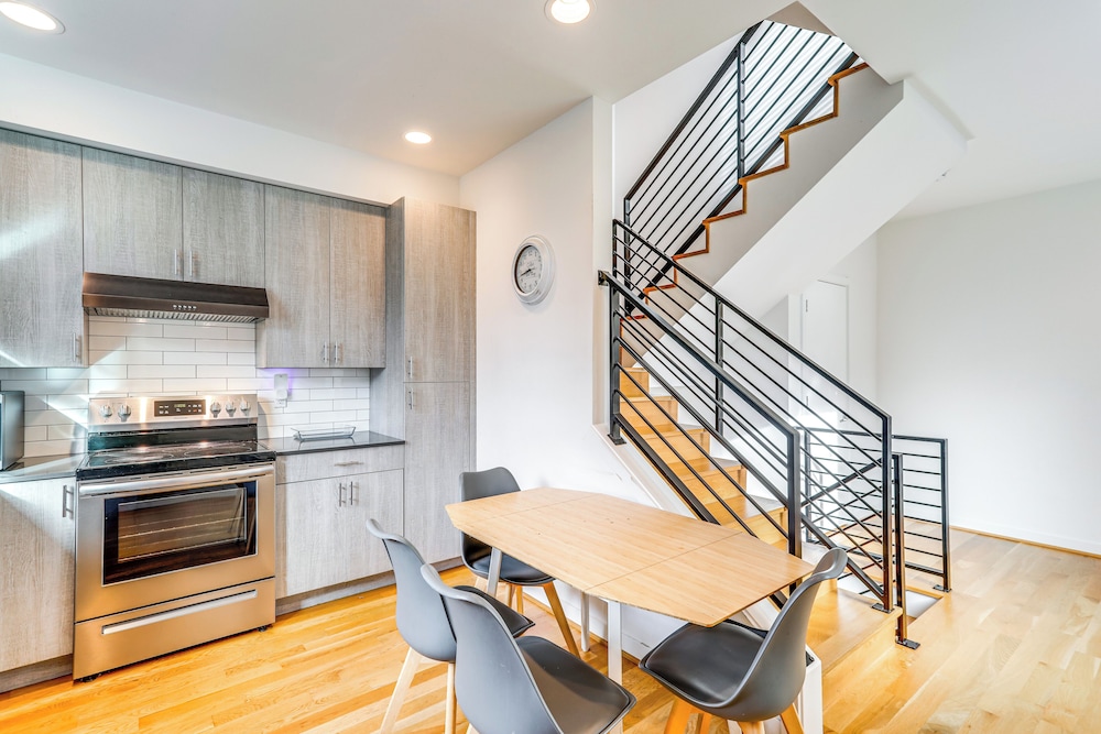 Walk to UW: Townhome w/ Rooftop Patio!