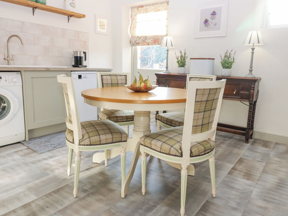 Pear Cottage - Priorwood Garden