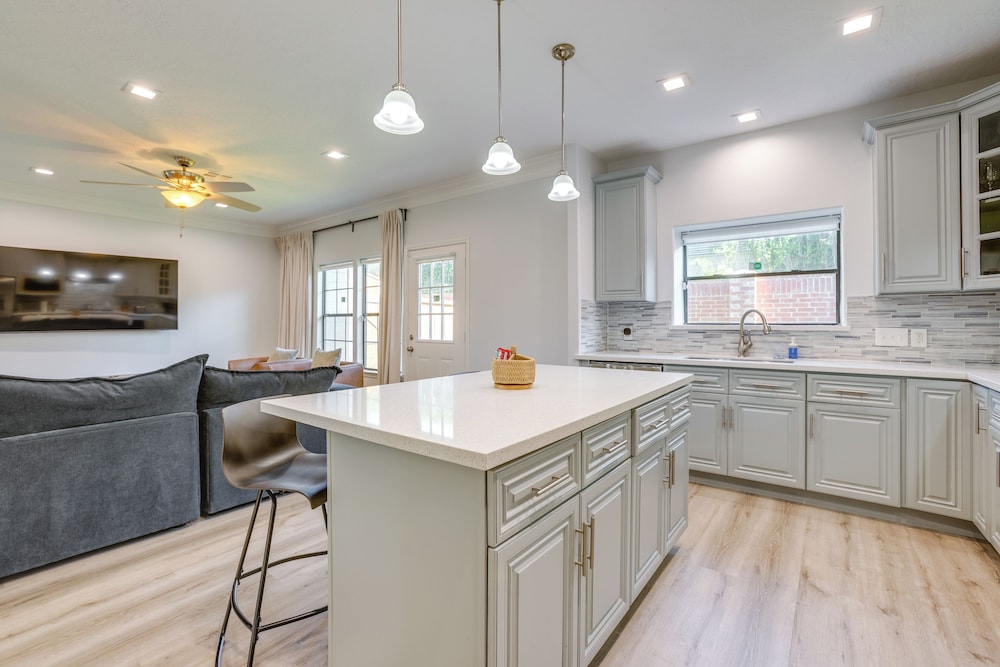 Yard & Workspaces: Luxe Duplex Unit in Houston