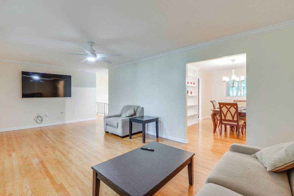 9 Mi to Historic District: Ellicott City Home!