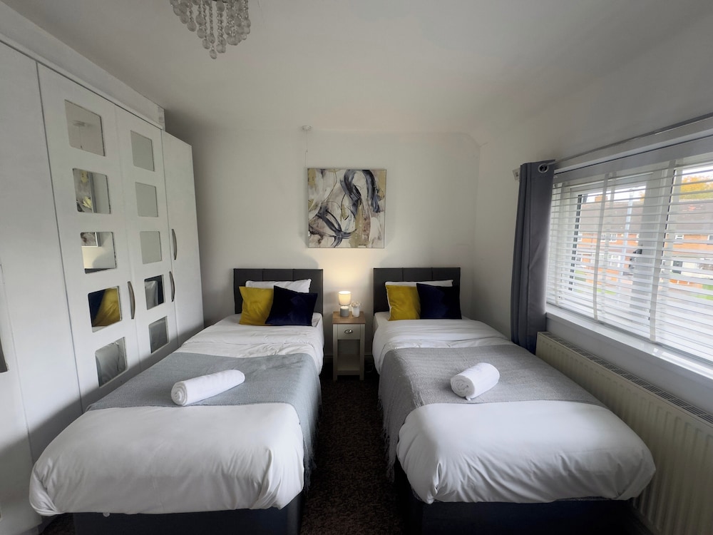 House - Sleeps 10 - Parking - Stn Close