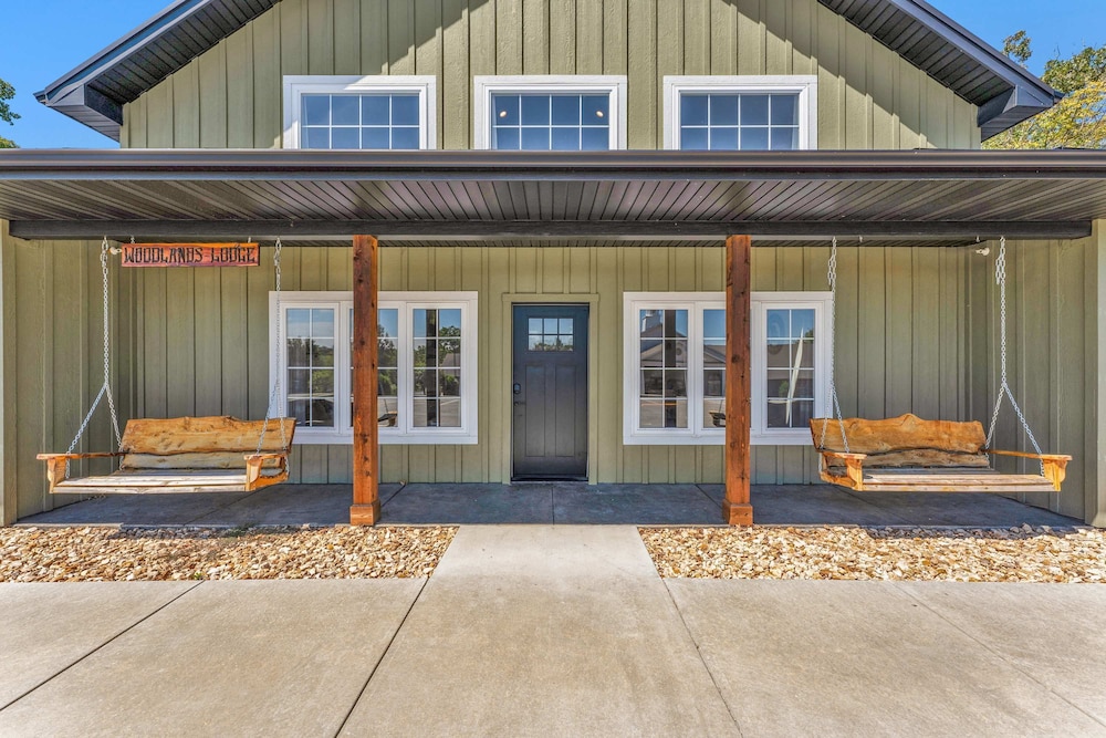 8-bedroom Branson Retreat Hot Tub Porch Swings view 2