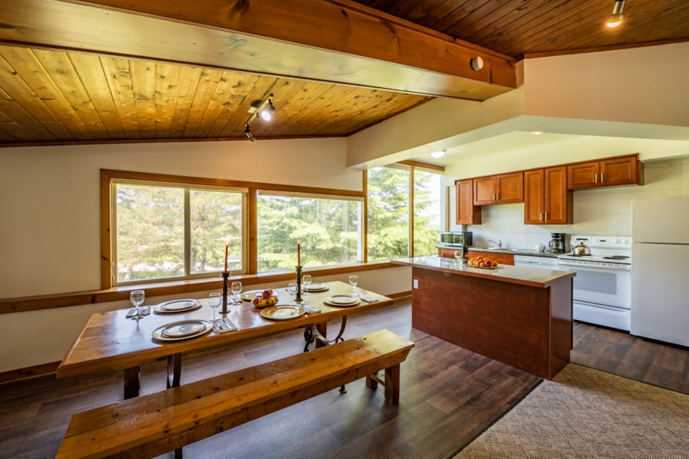 4 bedroom Blue Mountain Cottage with Private Beach Access, BBQ, Petfriendly