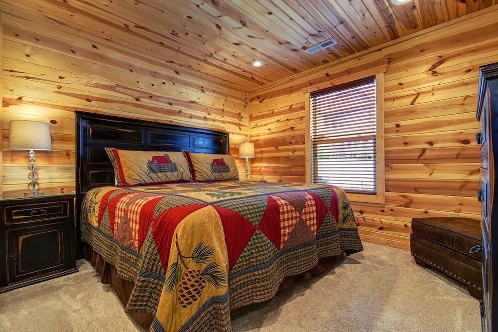 Frosty Bear - 4 Bedrooms, 4.5 Baths, Sleeps 10 Home by RedAwning view 3