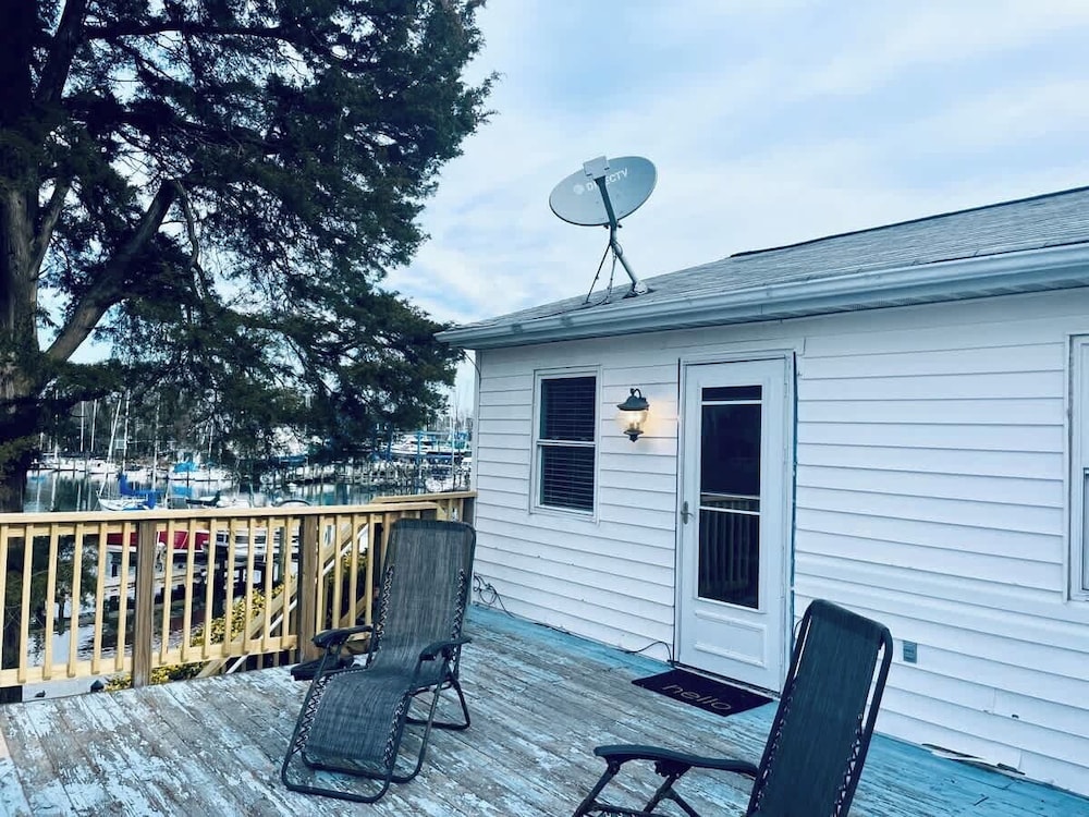Waterfront Views With King Bed in Solomons Island