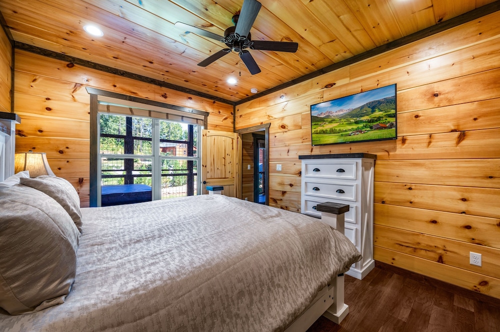 Mountain Skyy 3 Bedroom Cabin by RedAwning view 2