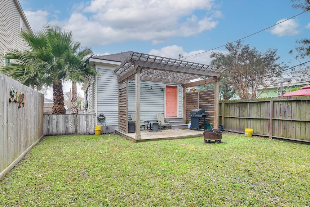 1 Mi to Dtwn: Home w/ Fenced Yard in Galveston!