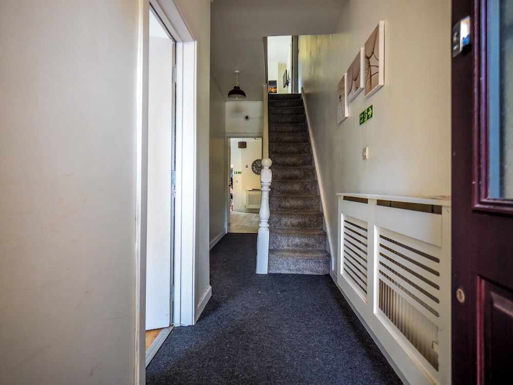 Ensuite5 Woodhouse private bath 2kitchen