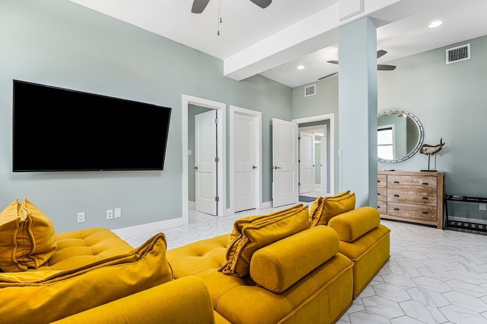 Deja Blue 5 Bedroom Home by RedAwning