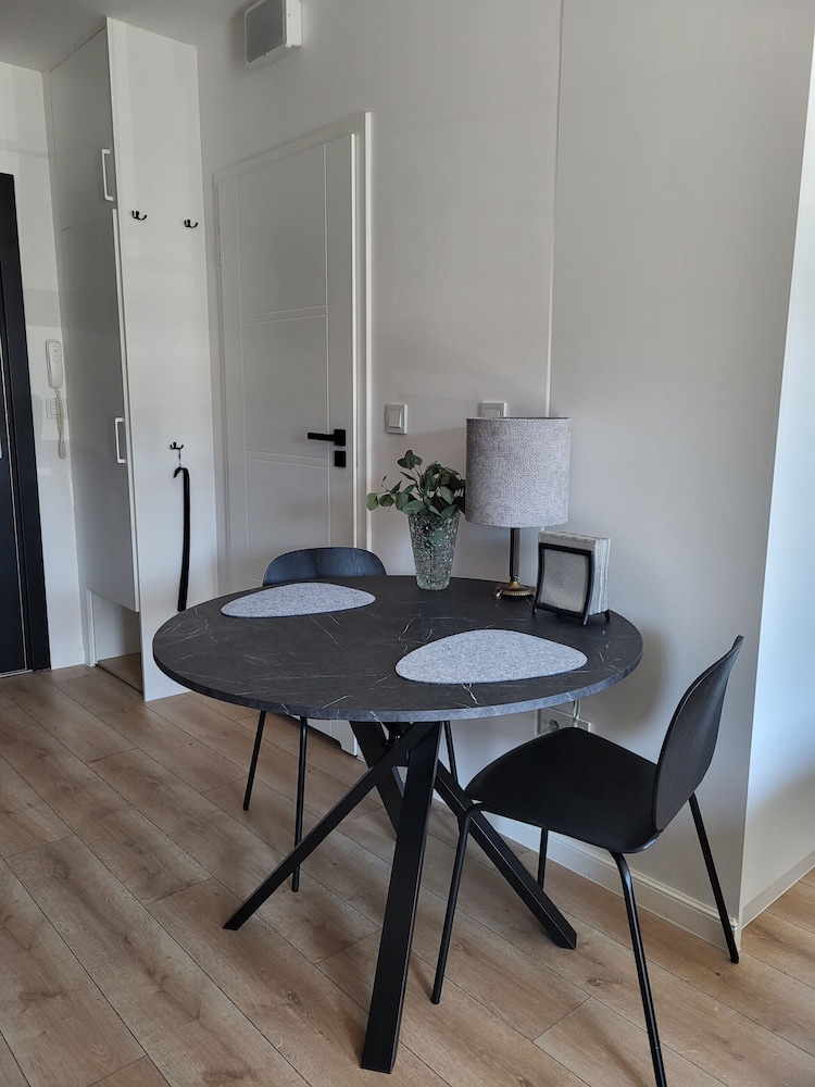Studio & Balcony City Centre by Renters view 4