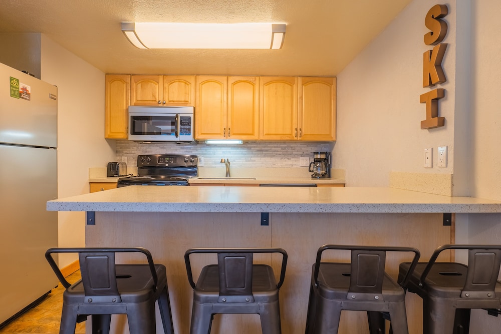 Comfortable Cozy Condo - Short Walk to American Eagle Lift - SH402 by RedAwning
