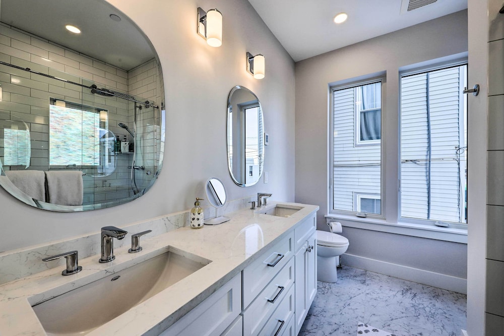 Portland Vacations - Spacious Portland Home: Walk Downtown! - Property Image 3