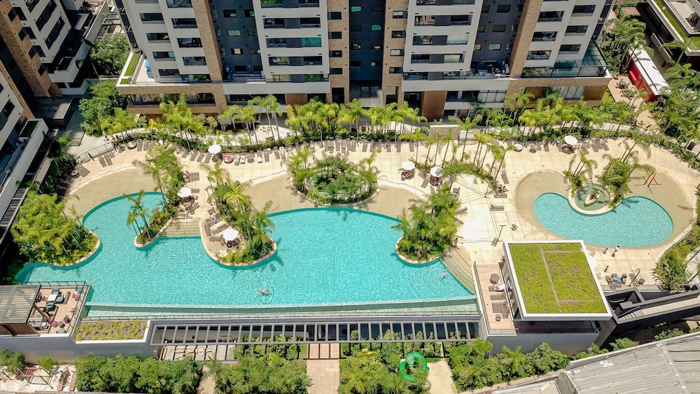 Skyline da cidade em Resort paradisíaco
