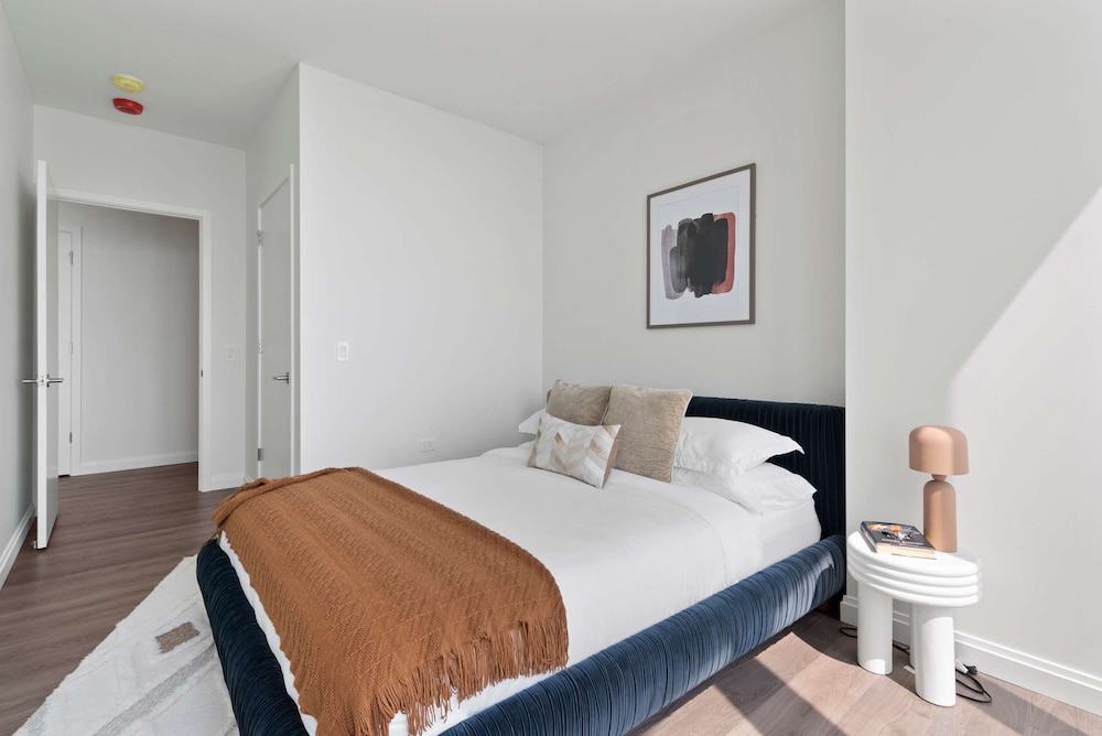 High-rise 65 Fl Apt w Lux Amenities Lake Views