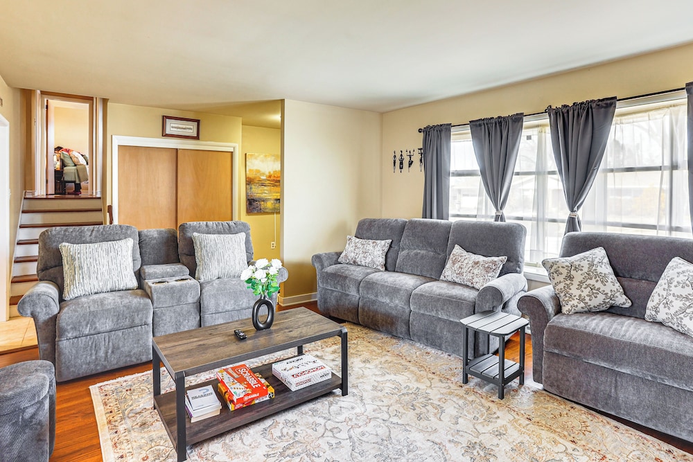 3 Mi to Berkshire Mall: Suburban Stay w/ Yard!