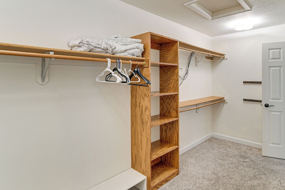 Des Moines Suburb Stay w/ Spacious Layout & Deck!