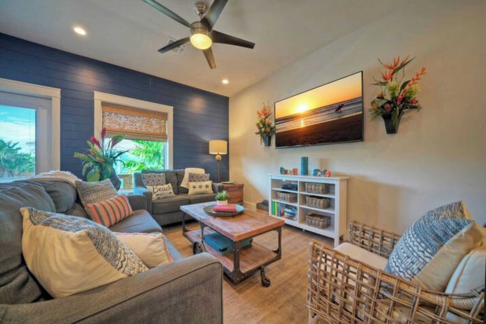 2 Homes in Las Palmeras by Avantstay Sleeps 18, Resort Pool + Private Patio Walk to Town, Golf Cart Zone