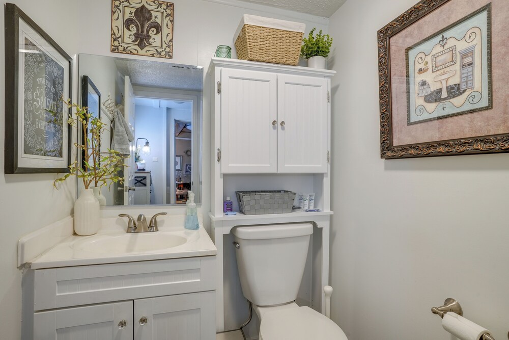 Walk to Beach: Historical Fredericksburg Home