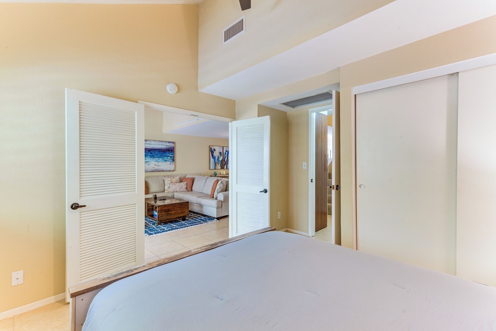 Resort-style Palm Springs Townhome w/ Pool Access