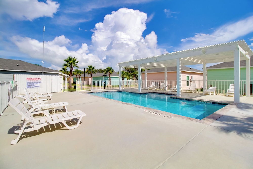 4 Mi to Rockport Beach Park: Home w/ Resort Perks