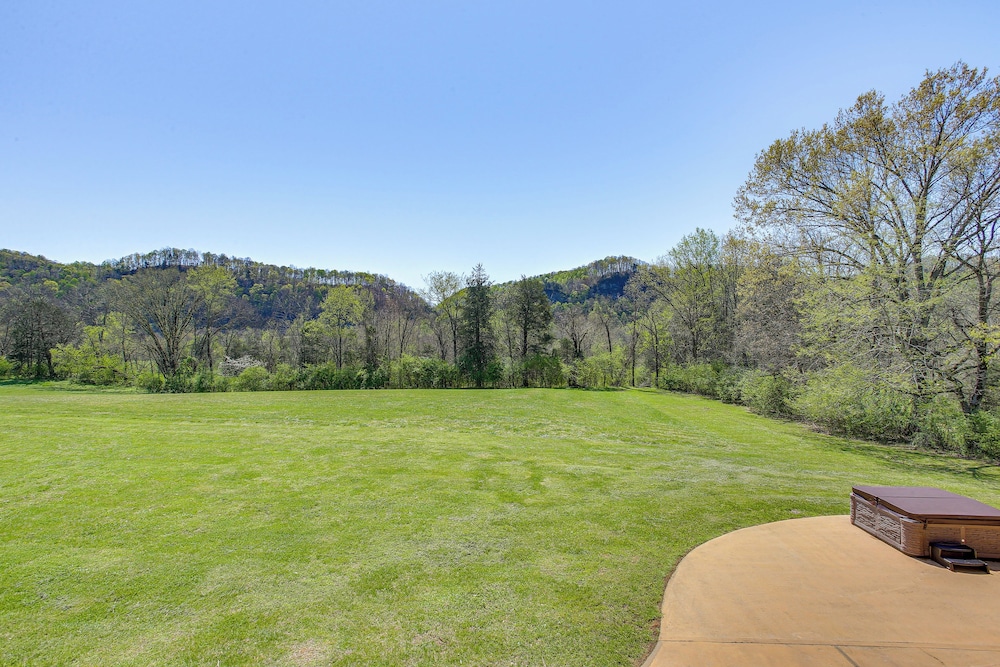 Spacious Group Getaway Near Cumberland River!