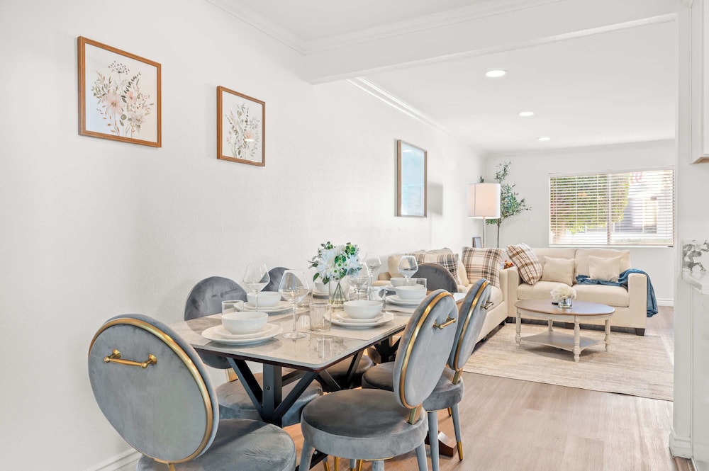 Modern Glendora Retreat Family Getaway Near Cal Poly & Mt. SAC