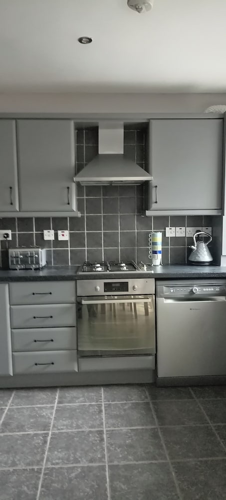 Bangor - 2 Bed Apartment- Sleeps 4 -privateparking