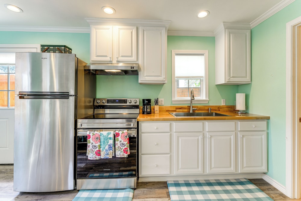 Walk to Pier & Dining: Central Rockport Cottage