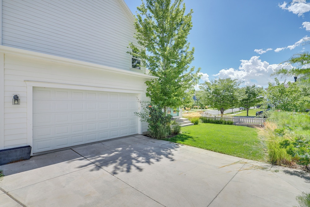 4 Mi to The District: Family Home w/ Tennis Access