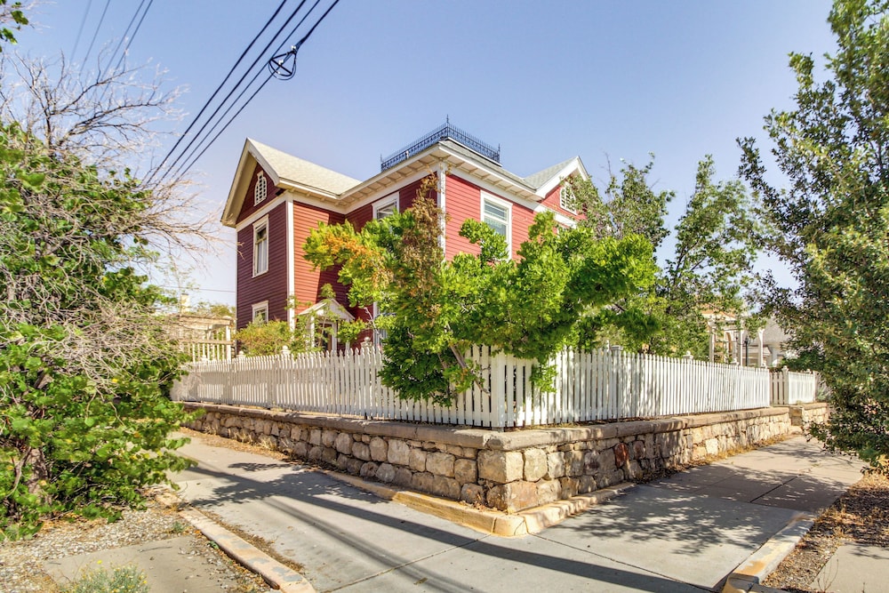 < 1 Mi to Downtown Abq: Historic Manor w/ Patio!