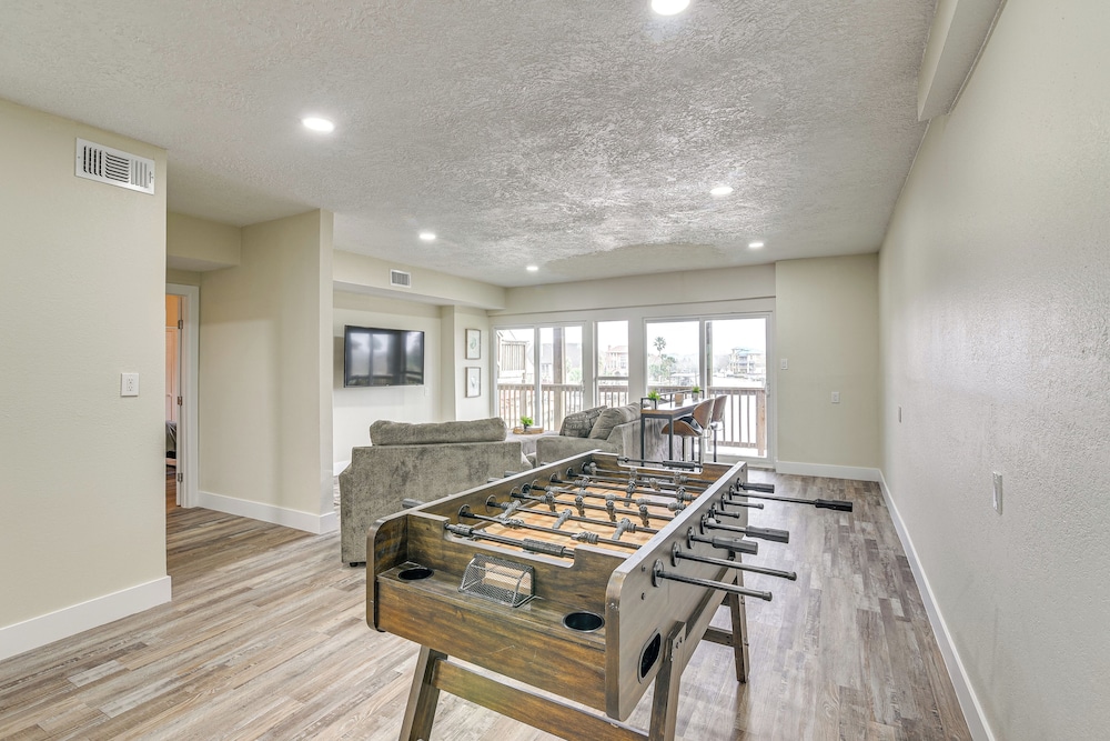 7 Mi to Kemah Boardwalk: Waterfront Houston Condo